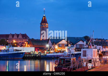 Port de pêche de Wladyslawowo, Pologne, ville avec une maison de pêcheurs la nuit, ville balnéaire populaire sur la mer Baltique, E Banque D'Images