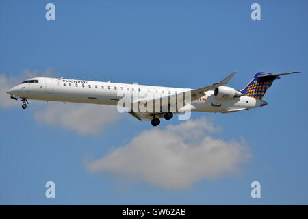 Eurowings Canadair Regional Jet CRJ-900 D-ACNT l'atterrissage à l'aéroport Heathrow de Londres, UK Banque D'Images