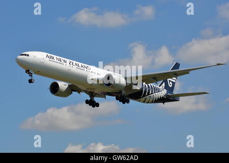 Air New Zealand Boeing 777-300ER ZK-OKN l'atterrissage à l'aéroport Heathrow de Londres, UK Banque D'Images
