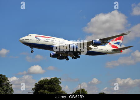 British Airways Boeing 747-400 G-CIVN en approche finale à l'aéroport Heathrow de Londres, UK Banque D'Images