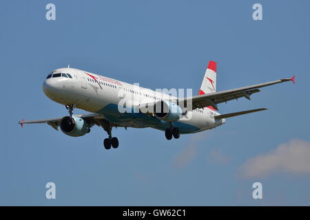 Austrian Airlines Airbus A321-200 OE-LBF à l'atterrissage à l'aéroport Heathrow de Londres, UK Banque D'Images