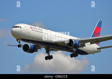 Delta Air Lines Boeing 767-400ER N837MH arrivant à l'aéroport Heathrow de Londres, UK Banque D'Images