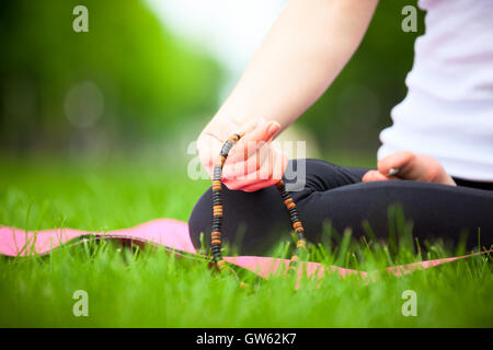 Close up of female hand holding rosary - concept de méditation. Banque D'Images