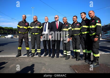 Rome, Italie. 12 Sep, 2016. Le vice-maire de Rome (4L) Daniele Frongia a déposé une couronne de laurier à la mémoire des victimes de l'attaque des deux tours, l'avance des deux colonnes romaines placées dans la Piazza di Porta Capena, assisté pour commémorer les morts du 11 septembre 2001, avec les pompiers et la protection civile. Crédit : Matteo Nardone/Pacific Press/Alamy Live News Banque D'Images