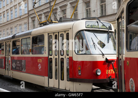 Tramway rouge et blanc à Prague République Tchèque Banque D'Images