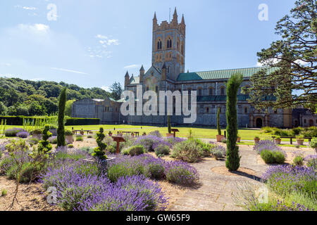 Le jardin de lavande à l'abbaye de Buckfast (terminé en 1938), un monastère bénédictin de Totnes, Devon, England, UK Banque D'Images