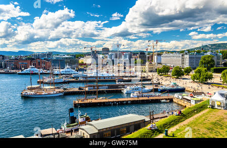Le port d'Oslo avec bateaux et yachts près de la place de la Mairie - Norvège Banque D'Images