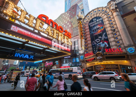 L'AMC 25 Theatre et le Regal Cinemas à Times Square à New York le Mardi, Septembre 6, 2016. Cet été a vu une version de Hollywood suites 14 record avec seulement quatre fait mieux que l'original. Les premiers 118 jours de l'été, un studio d'Hollywood de référence, a augmenté de 35 à partir de l'an dernier. (© Richard B. Levine) Banque D'Images