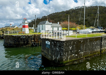 15 Verrouillage de la serrure, la mer, et le port à la lumière sur le bassin du Crinan Canal Crinan à Crinan, Argyll and Bute, Ecosse, Royaume-Uni Banque D'Images