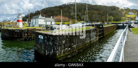 15 Verrouillage de la serrure, la mer, et le port à la lumière sur le bassin du Crinan Canal Crinan à Crinan, Argyll and Bute, Ecosse, Royaume-Uni Banque D'Images