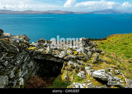 Son du Jura à partir de l'âge du fer château fort de colline de Dounie sur la forêt à pied, près de Crinan Crinan, Argyll and Bute, Ecosse, Royaume-Uni Banque D'Images