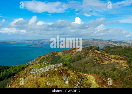 Son du Jura à partir de l'âge du fer château fort de colline de Dounie sur la forêt à pied, près de Crinan Crinan, Argyll and Bute, Ecosse, Royaume-Uni Banque D'Images