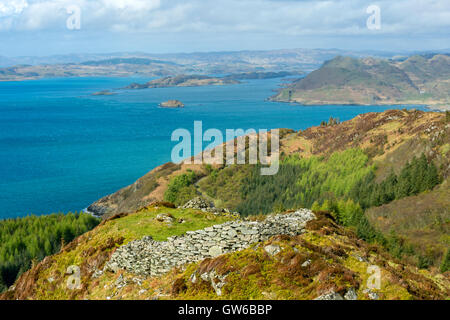 Son du Jura à partir de l'âge du fer château fort de colline de Dounie sur la forêt à pied, près de Crinan Crinan, Argyll and Bute, Ecosse, Royaume-Uni Banque D'Images