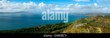 Son du Jura à partir de l'âge du fer château fort de colline de Dounie sur la forêt à pied, près de Crinan Crinan, Argyll and Bute, Ecosse, Royaume-Uni Banque D'Images