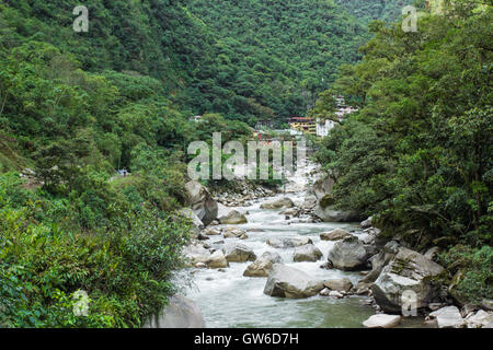La voie ferrée traversant la jungle et rivière Urubamba, Machu Picchu village connexion à la station hydroélectrique, principalement utilisés pour Banque D'Images