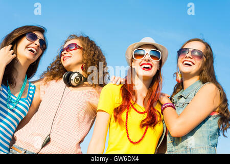 Groupe de jeunes gens portant des lunettes de soleil et chapeau Banque D'Images
