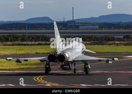 Un Typhoon de la RAF Les taxis sur la piste 27 à l'aéroport de Liverpool. Banque D'Images