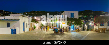 Paros, Grèce 02 août 2016. Les personnes bénéficiant de leurs vacances d'été à Lefkes village de l'île de Paros en Grèce. Banque D'Images