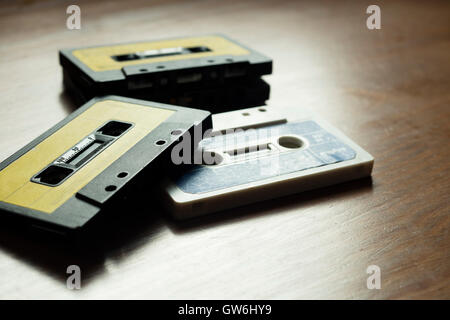 Cassettes rétro floue sur une table en bois. Banque D'Images