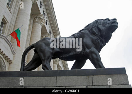 En dehors de la statue de Lion Sofia, Bulgarie Court House Banque D'Images
