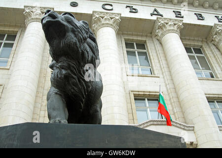 En dehors de la statue de Lion Sofia, Bulgarie Court House Banque D'Images