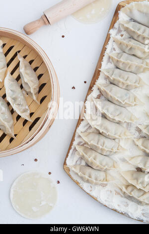 Boulettes de brut sur le bureau en bois, vue du dessus Banque D'Images
