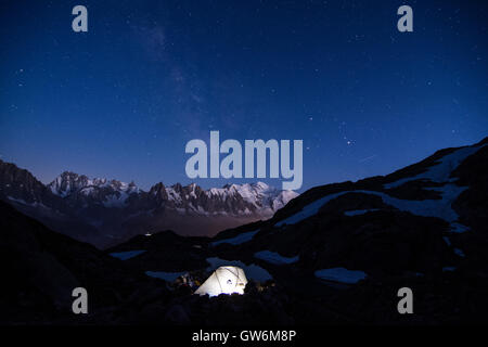 Tente sous les étoiles, au-dessus du lac blanc avec une blanchâle et la façon laiteuse en arrière-plan Banque D'Images