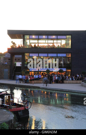 Le quartier branché de Lighterman gastro pub sur le Regent's Canal, dans le quartier animé de King's Cross, zone de régénération dans le nord de Londres, Angleterre Banque D'Images