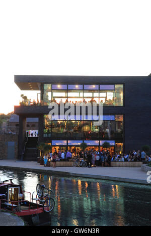 Le quartier branché de Lighterman gastro pub sur le Regent's Canal, dans le quartier animé de King's Cross, zone de régénération dans le nord de Londres, Angleterre Banque D'Images