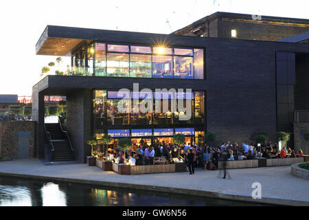 Le quartier branché de Lighterman gastro pub sur le Regent's Canal, dans le quartier animé de King's Cross, zone de régénération dans le nord de Londres, Angleterre Banque D'Images