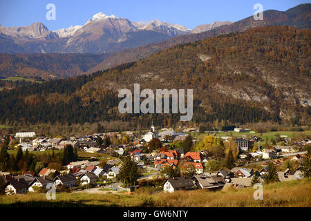 Bohinjska Bistrica avec la plus haute montagne en Slovénie, Triglav Banque D'Images