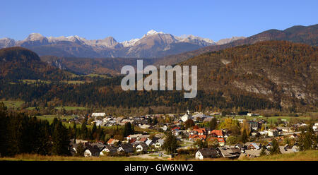 Bohinjska Bistrica avec la plus haute montagne en Slovénie, Triglav Banque D'Images