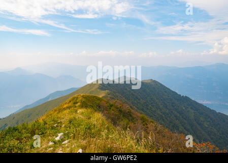Paysage depuis le sommet d'une montagne avec le lac en arrière-plan Banque D'Images