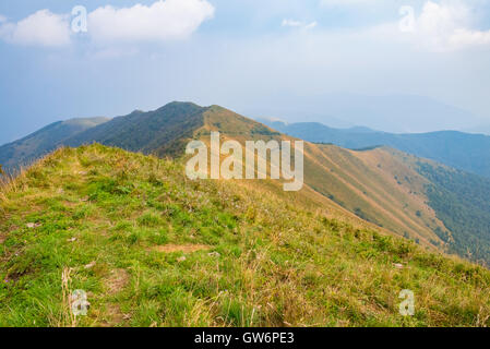 Paysage depuis le sommet d'une montagne avec le lac en arrière-plan Banque D'Images