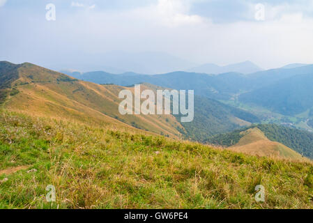 Paysage depuis le sommet d'une montagne avec le lac en arrière-plan Banque D'Images