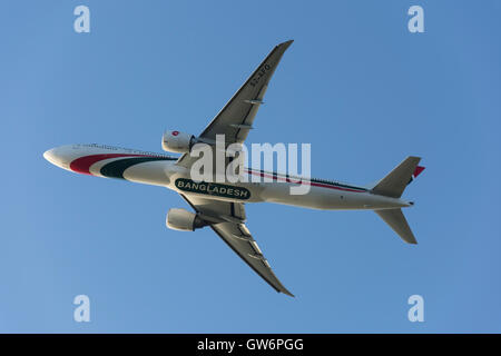 Biman Bangladesh Airlines Boeing 777-3F9(ER), décollant de l'aéroport de Heathrow, Londres, Angleterre, Royaume-Uni Banque D'Images