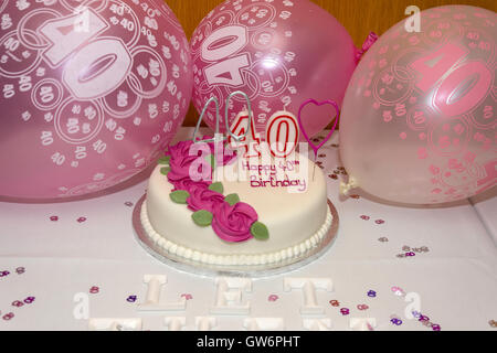 Heureux 40e anniversaire gâteau et ballons, Flackwell Heath, Buckinghamshire, Angleterre, Royaume-Uni Banque D'Images