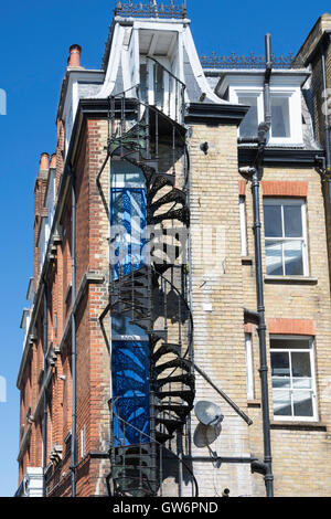 Escalier à vis à l'extrémité de l'édifice, Teddington, London Borough of Richmond upon Thames, Grand Londres, Angleterre, Royaume-Uni Banque D'Images