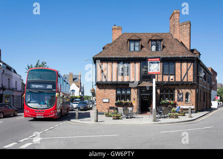 The Swan Pub on High Street, Hampton Wick, Royal Borough of Richmond upon Thames, Greater London, Angleterre, Royaume-Uni Banque D'Images