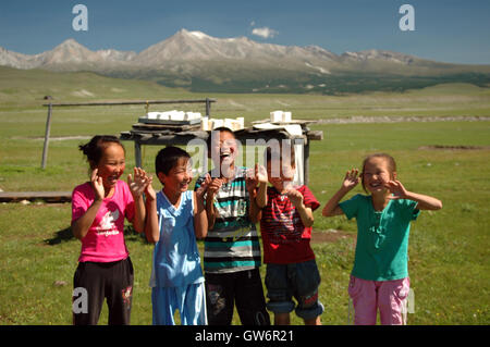 Enfants mongols à jouer, lac Khövsgöl, Mongolie du nord Région Banque D'Images