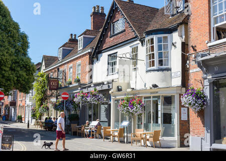 Restaurants sur la place, Winchester, Hampshire, Angleterre, Royaume-Uni Banque D'Images