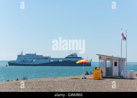 Brittany Ferries navire au large de la plage de Southsea, Southsea, Portsmouth, Hampshire, Angleterre, Royaume-Uni Banque D'Images