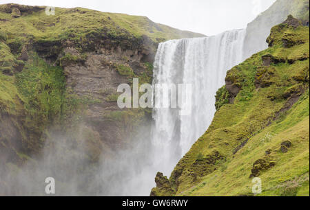 Cascade de Skogafoss, l'une des plus grandes chutes d'eau en Islande Banque D'Images