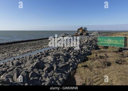 La construction des barrages en pierre autour de l'îlot de Langeness évite l'inondation en raison des tempêtes, Mer du Nord, Schleswig-Holstein, Allemagne Banque D'Images