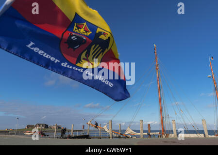 Frisian flag et du port de la petite île de Langeness dans la mer du Nord, Schleswig-Holstein, Allemagne Banque D'Images