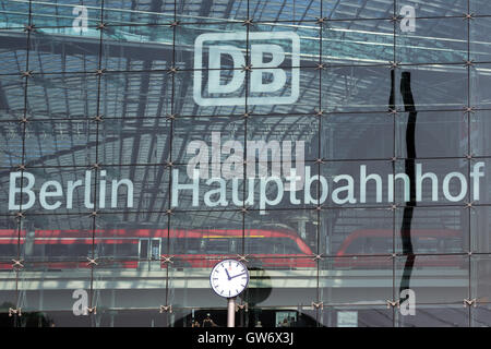 Logo ferroviaire allemand 'DB' (Deutsche Bahn) sur la façade de verre de la gare principale de Berlin (Berlin Hauptbahnhof) Banque D'Images