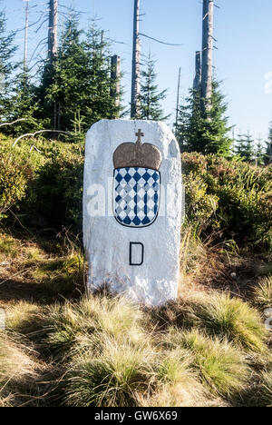 Pierre ancienne frontière avec le blason de Bavière sur les frontières tchèque sur Kleiner Spitzberg hill en forêt de Bavière mountans Banque D'Images