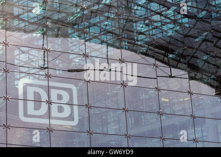 Logo ferroviaire allemand 'DB' (Deutsche Bahn) sur la façade de verre de la gare principale de Berlin (Berlin Hauptbahnhof) Banque D'Images