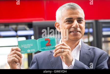 Maire de Londres Sadiq Khan lance la nouvelle 'BUS' billet de bus, qui permet aux passagers de faire deux trajets en bus dans une fenêtre d'une heure pour un tarif, à Tooting, dans le sud de Londres. Banque D'Images