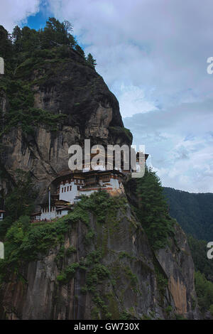 Paro Taktsang ou Tiger le nid du monastère. Banque D'Images